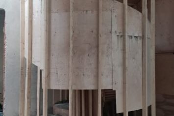 Винтовые бетонные решения — идеальный выбор для домов с высокими потолками {