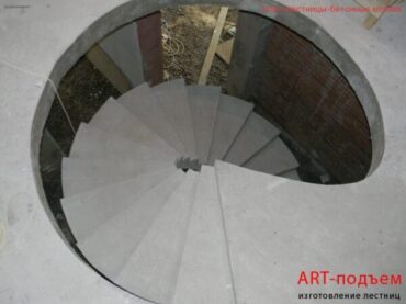 Г-образная бетонная лестница {