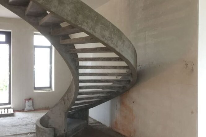 Лестница на косоуре с открытыми ступенями {