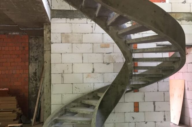 Лестница на косоуре с открытыми ступенями и подсветкой {