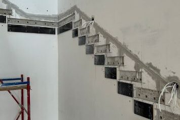лестницы на больцах мы применили усиленную технологию крепления {