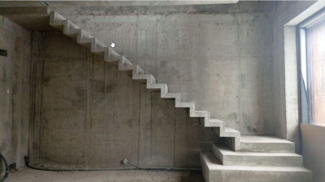 трёхэтажная зеркальная лестница гармошка в коттеджном посёлке {