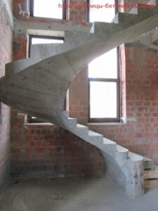 Г образная бетонная лестниа для частных домов и коттеджей в Москве Московской области 38