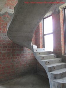 Г образная бетонная лестниа для частных домов и коттеджей в Москве Московской области 40