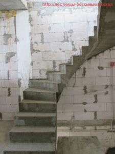 Г образная бетонная лестниа для частных домов и коттеджей в Москве Московской области 44